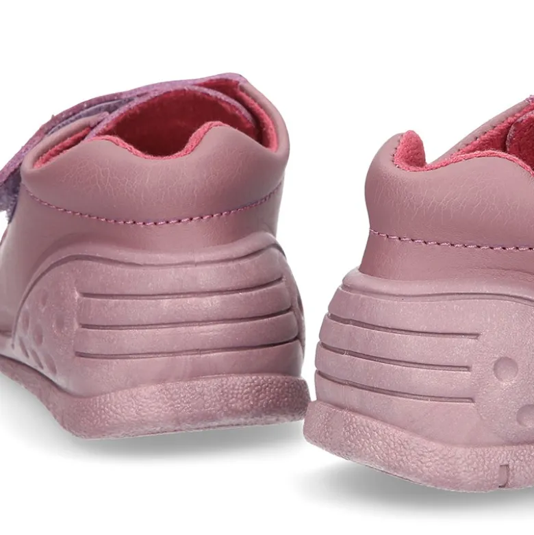 Botita sin cordones, con puntera y talonera con Mariposa en piel lavable.