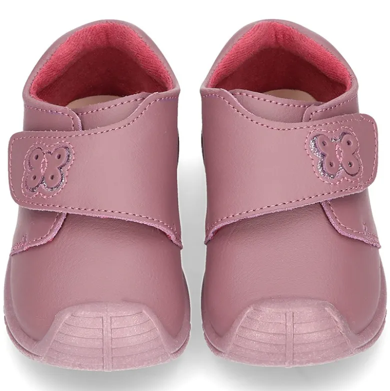 Botita sin cordones, con puntera y talonera con Mariposa en piel lavable.
