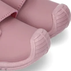 Botita sin cordones, con puntera y talonera con Mariposa en piel lavable.