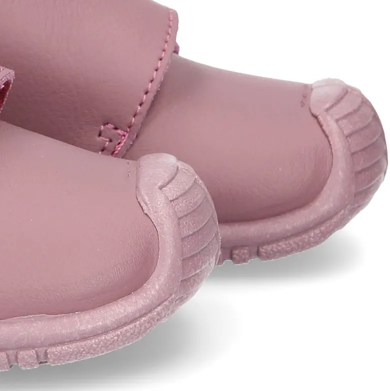 Botita sin cordones, con puntera y talonera con Mariposa en piel lavable.