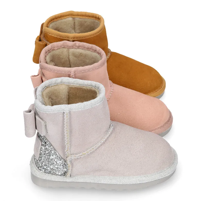 Botitas niña tipo Australianas niña en piel serraje con LAZO y GLITTER.