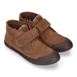 Botita sport tipo zapatilla con puntera y sin cordones en piel serraje.