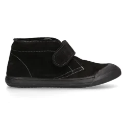 Botita sport tipo zapatilla con puntera y sin cordones en piel serraje.