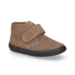 Botita sport tipo zapatilla para vestir sin cordones en piel serraje.