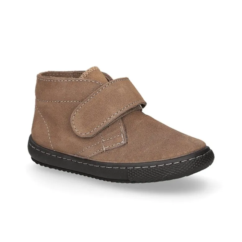 Botita sport tipo zapatilla para vestir sin cordones en piel serraje.