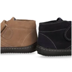 Botita sport tipo zapatilla para vestir sin cordones en piel serraje.