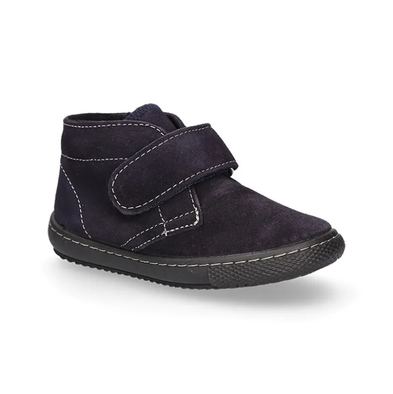 Botita sport tipo zapatilla para vestir sin cordones en piel serraje.