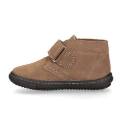 Botita sport tipo zapatilla para vestir sin cordones en piel serraje.