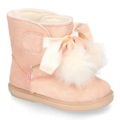 Botitas tipo Australianas niña con diseño con POMPONES en piel serraje metalizado.