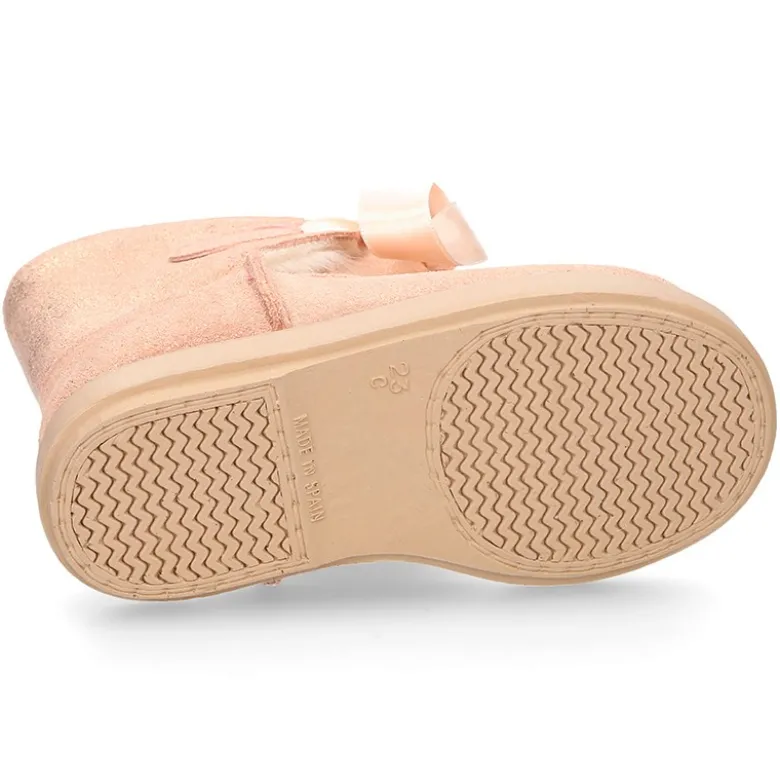 Botitas tipo Australianas niña con diseño con POMPONES en piel serraje metalizado.