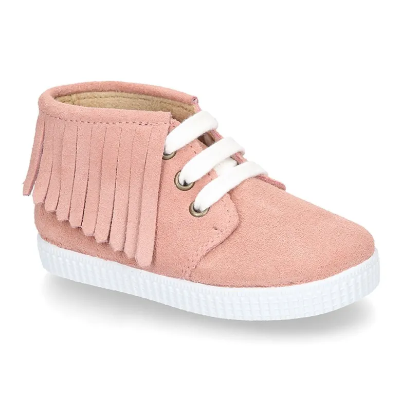 Botita tipo bamba con cordones y flecos en piel serraje.