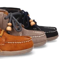 Botita tipo INDIA con flecos y cordones en piel serraje.