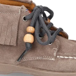 Botita tipo INDIA con flecos y cordones en piel serraje.