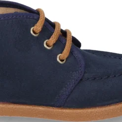 Botita tipo Mocasín Wallabi con cordones en Serratex.