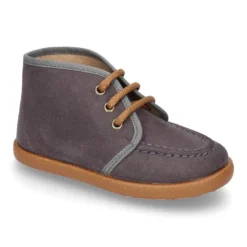 Botita tipo Mocasín Wallabi con cordones en Serratex.