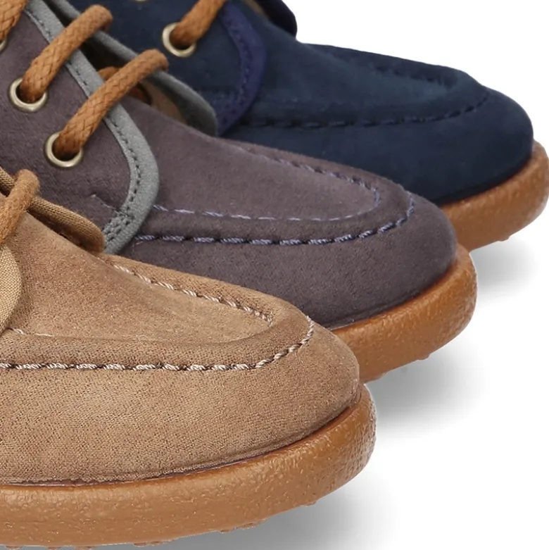 Botita tipo Mocasín Wallabi con cordones en Serratex.