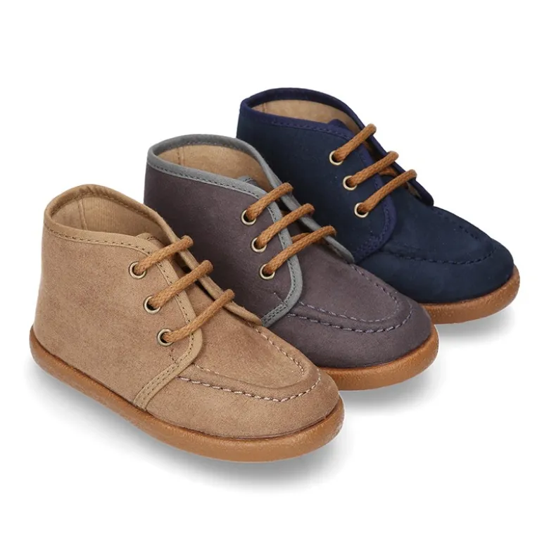 Botita tipo Mocasín Wallabi con cordones en Serratex.