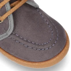 Botita tipo Mocasín Wallabi con cordones en Serratex.