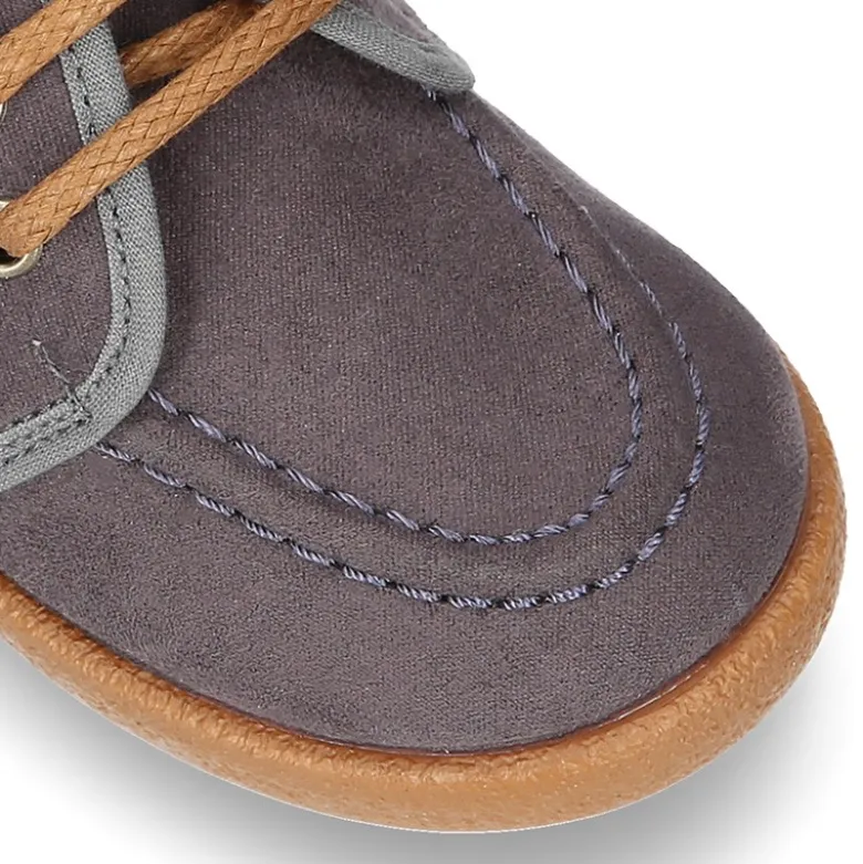 Botita tipo Mocasín Wallabi con cordones en Serratex.