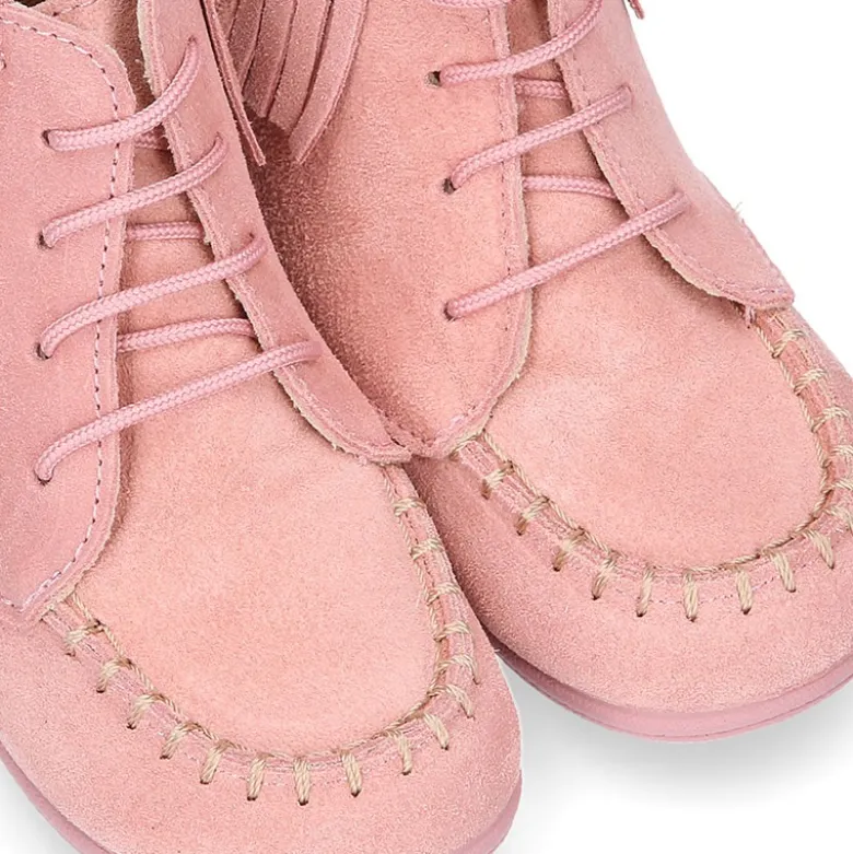 Botita tipo MOHICANA niña con cordones y flecos en piel serraje ROSA.