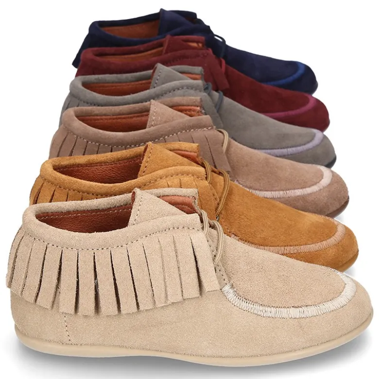 Botita tipo Wallabee con cordones y FLECOS en serraje.