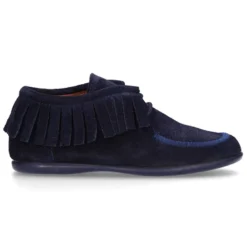 Botita tipo Wallabee con cordones y FLECOS en serraje.