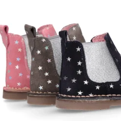 Botín con elástico y estampado de estrellas en piel serraje.