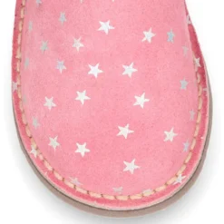 Botín con elástico y estampado de estrellas en piel serraje.