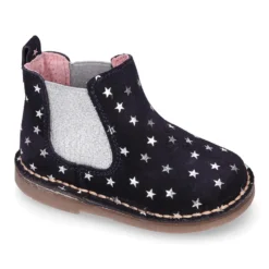 Botín con elástico y estampado de estrellas en piel serraje.