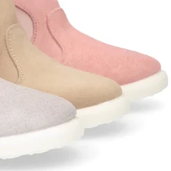 Botín niña tipo zapatilla con cremallera y elástico con CORAZÓN en piel serraje.