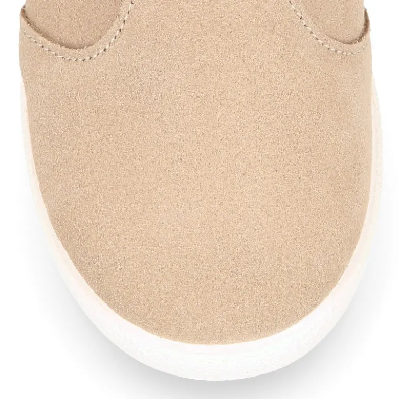 Botín niña tipo zapatilla con cremallera y elástico con CORAZÓN en piel serraje.
