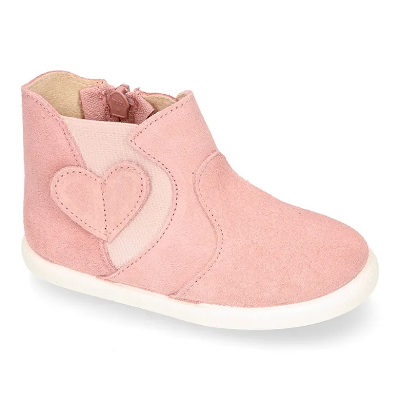 Botín niña tipo zapatilla con cremallera y elástico con CORAZÓN en piel serraje.