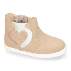 Botín niña tipo zapatilla con cremallera y elástico con CORAZÓN en piel serraje.