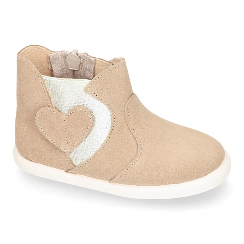 Botín niña tipo zapatilla con cremallera y elástico con CORAZÓN en piel serraje.