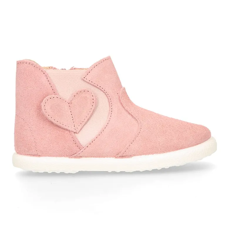 Botín niña tipo zapatilla con cremallera y elástico con CORAZÓN en piel serraje.