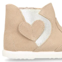 Botín niña tipo zapatilla con cremallera y elástico con CORAZÓN en piel serraje.