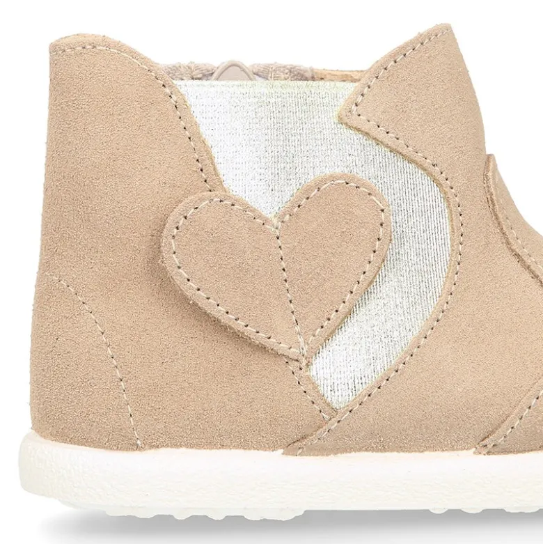Botín niña tipo zapatilla con cremallera y elástico con CORAZÓN en piel serraje.