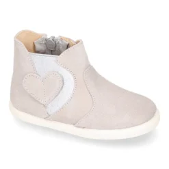 Botín niña tipo zapatilla con cremallera y elástico con CORAZÓN en piel serraje.