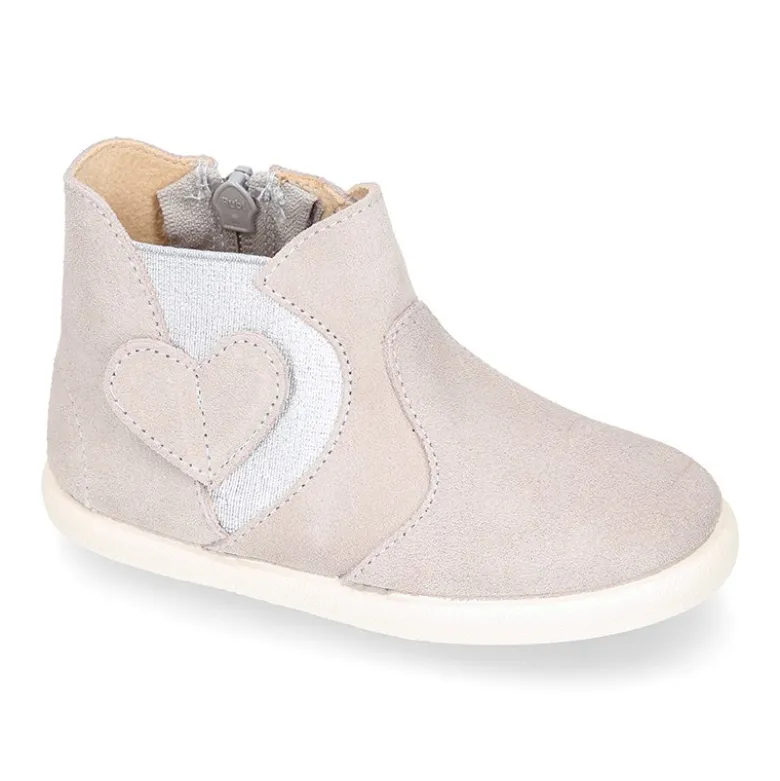 Botín niña tipo zapatilla con cremallera y elástico con CORAZÓN en piel serraje.
