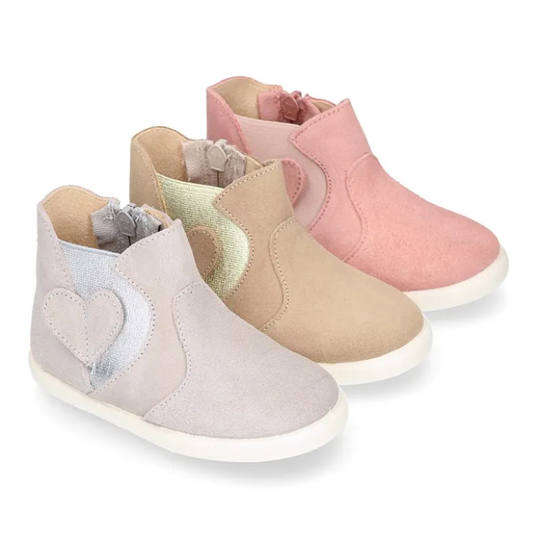 Botín niña tipo zapatilla con cremallera y elástico con CORAZÓN en piel serraje.