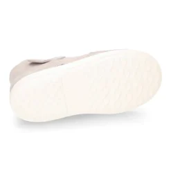 Botín niña tipo zapatilla con cremallera y elástico con CORAZÓN en piel serraje.