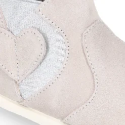 Botín niña tipo zapatilla con cremallera y elástico con CORAZÓN en piel serraje.