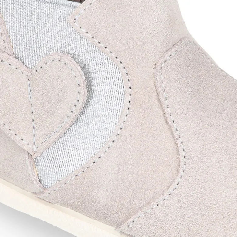 Botín niña tipo zapatilla con cremallera y elástico con CORAZÓN en piel serraje.