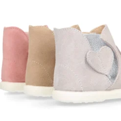 Botín niña tipo zapatilla con cremallera y elástico con CORAZÓN en piel serraje.