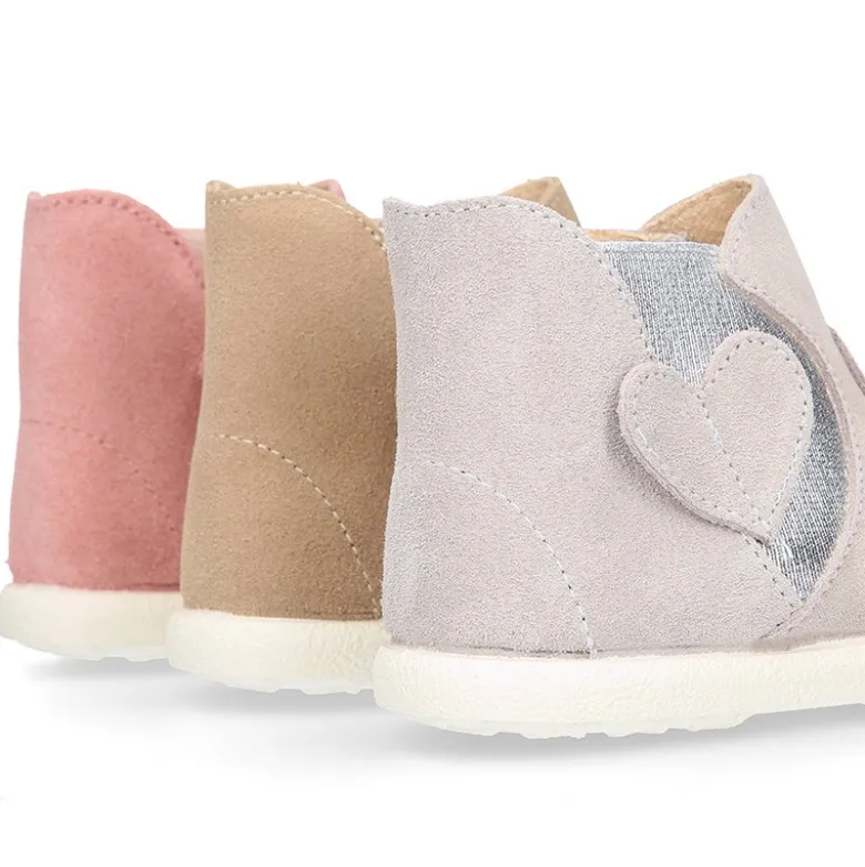 Botín niña tipo zapatilla con cremallera y elástico con CORAZÓN en piel serraje.
