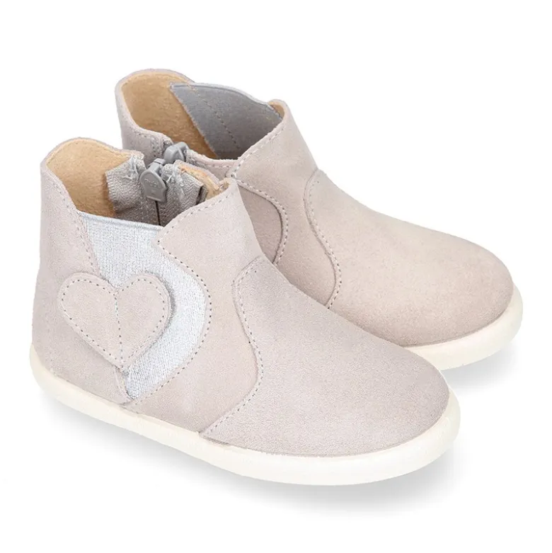 Botín niña tipo zapatilla con cremallera y elástico con CORAZÓN en piel serraje.