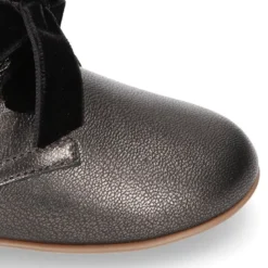 Botín niña vestir con cordones de terciopelo en piel en color NEGRO METALIZADO.