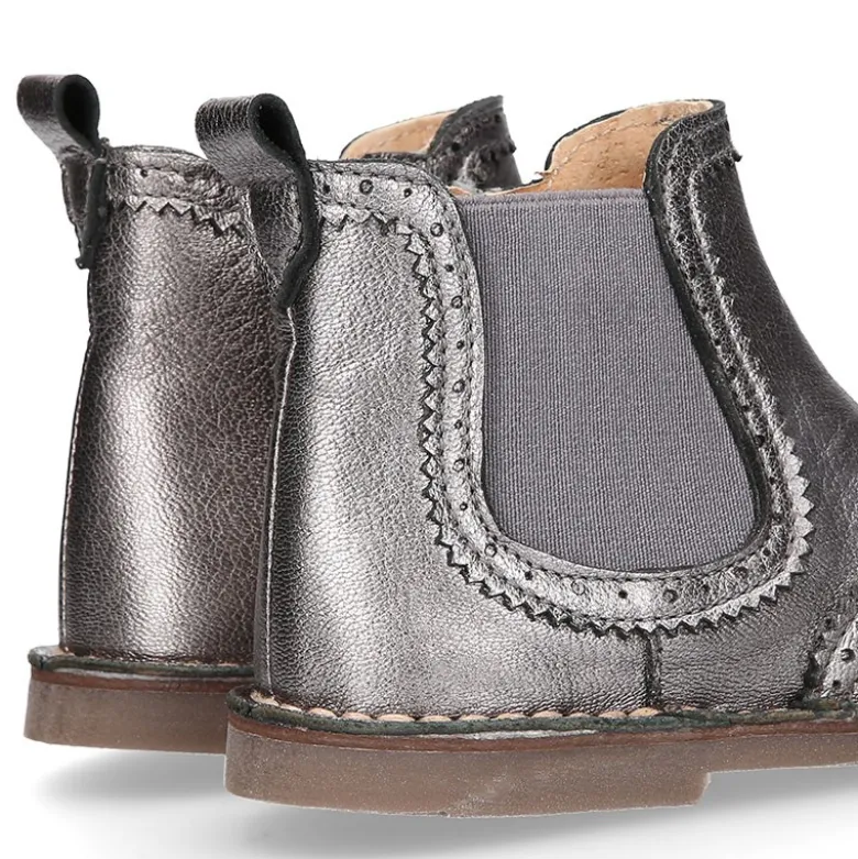 Botín Niños tipo blucher con picados en piel METALIZADA.