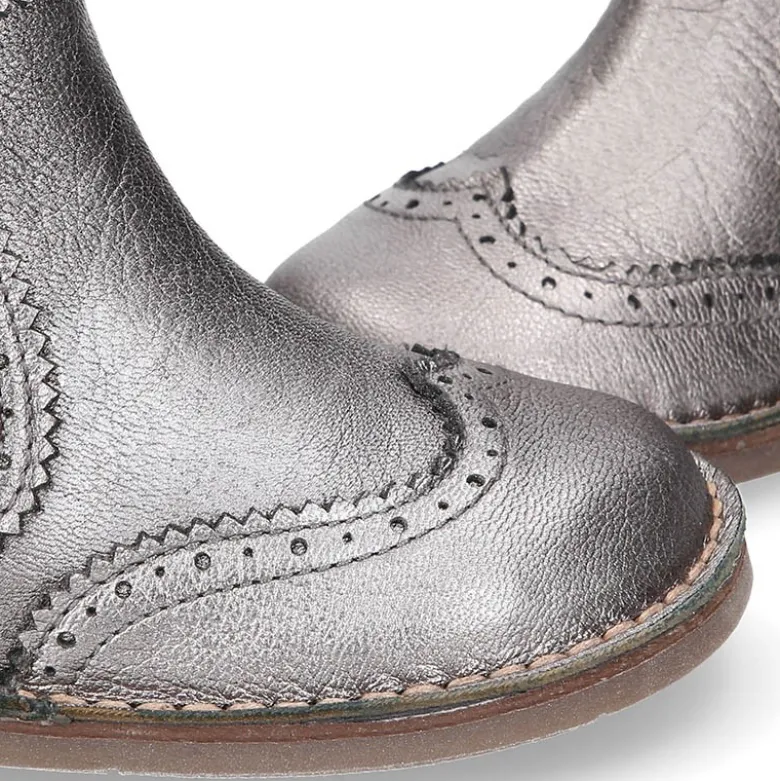 Botín Niños tipo blucher con picados en piel METALIZADA.