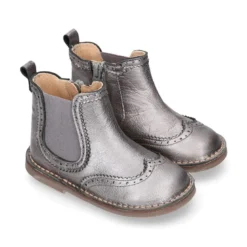 Botín Niños tipo blucher con picados en piel METALIZADA.
